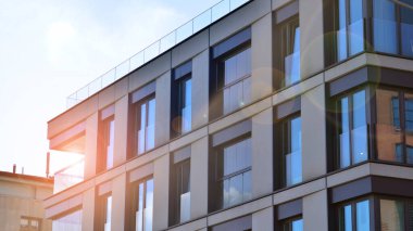 Şehir merkezinde modern inşa edilmiş gayrimenkul. Apartmanlı bina.