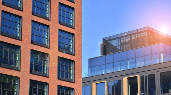 Nowoczesny Budynek Korporacyjny Mieście Błękitne Niebo Odbija Się Budynkach Dużych — Zdjęcie stockowe