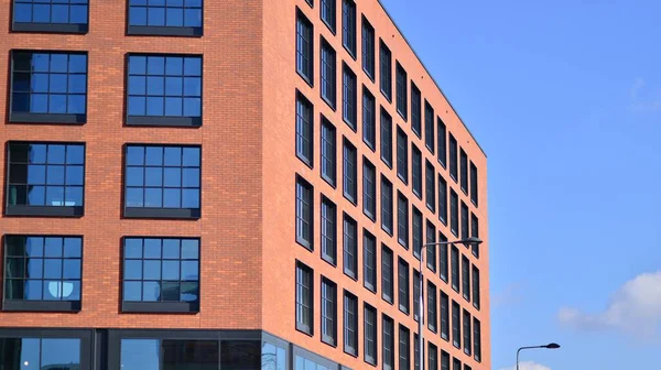 Een Modern Bedrijfsgebouw Stad Blauwe Lucht Wordt Weerspiegeld Gebouwen Grote — Stockfoto