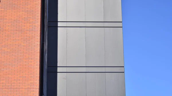 アルミニウム金属複合パネルと近代的な商業ビルの壁 未来的な建物 — ストック写真
