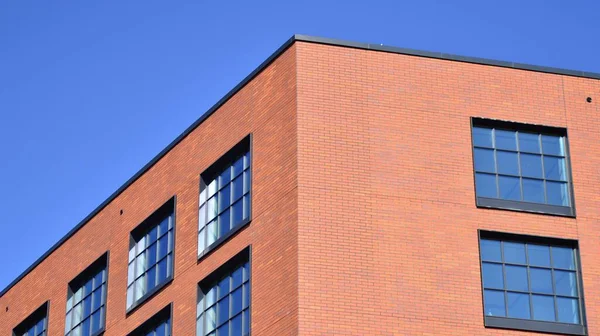 市内の近代的な企業ビル 青い空は大きなガラス窓の建物に反映されます ガラスのファサード — ストック写真