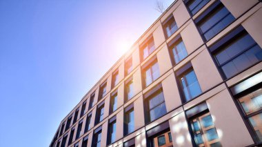 Şehir merkezinde modern inşa edilmiş gayrimenkul. Apartmanlı bina.