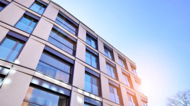 Şehir merkezinde modern inşa edilmiş gayrimenkul. Apartmanlı bina.