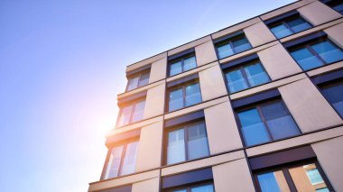 Şehir merkezinde modern inşa edilmiş gayrimenkul. Apartmanlı bina.