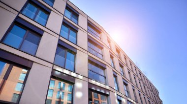 Şehir merkezinde modern inşa edilmiş gayrimenkul. Apartmanlı bina.