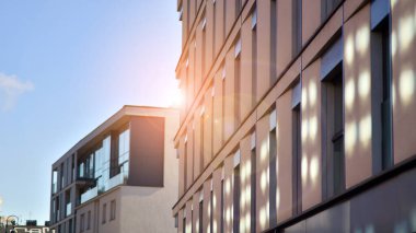 Şehir merkezinde modern inşa edilmiş gayrimenkul. Apartmanlı bina.