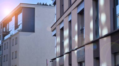 Şehir merkezinde modern inşa edilmiş gayrimenkul. Apartmanlı bina.