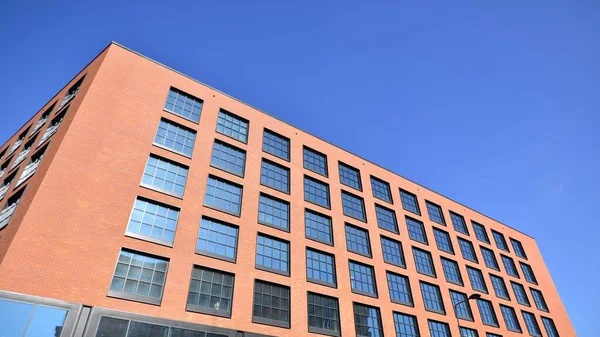 Edifício Corporativo Moderno Cidade Céu Azul Refletido Nos Edifícios Grandes — Fotografia de Stock