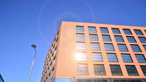 Ein Modernes Firmengebäude Der Stadt Der Blaue Himmel Spiegelt Sich — Stockfoto