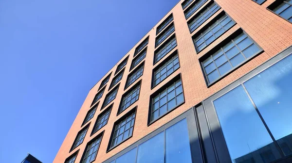 Moderní Firemní Budova Městě Modrá Obloha Odráží Velkých Skleněných Oknech — Stock fotografie