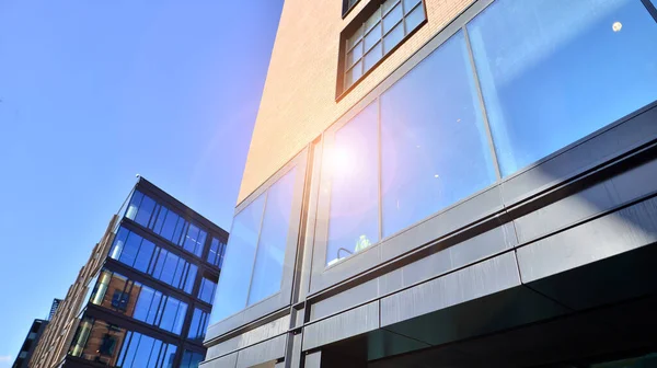 一个现代化的公司建筑在城市里 蓝色的天空反映在建筑物的大玻璃窗上 玻璃立面 — 图库照片