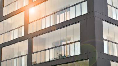 Modern apartman binaları dış hatlar. Camdan balkonları olan modern bir konutun cephesi.