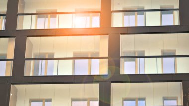 Modern apartman binaları dış hatlar. Camdan balkonları olan modern bir konutun cephesi.