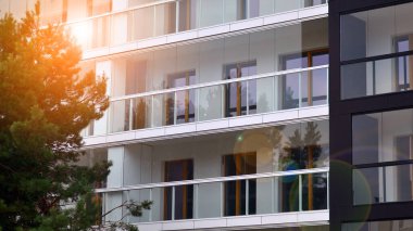 Modern apartman binaları dış hatlar. Camdan balkonları olan modern bir konutun cephesi.