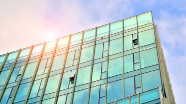 Cam ticari binanın mavi arka planı, geleceğin modern şehri. Mimarlık iş kavramı.