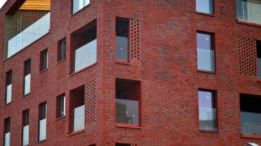 Kırmızı tuğladan bir evde yaşamak için modern bir apartman.