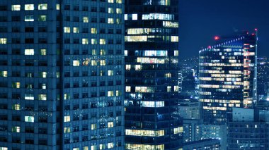 Gece camdan binalar ve modern iş gökdelenleri manzarası. Şehir merkezindeki modern gökdelenlerin ve iş binalarının manzarası. Gece büyük şehir.