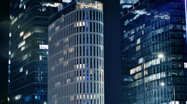Ofis Binalarının Pencereleri Gece Aydınlandı Cam Mimari Geceleri Şirket Binası — Stok fotoğraf