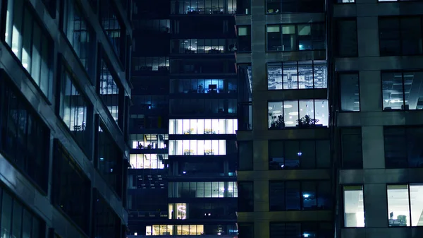 オフィスビルの窓のパターンは夜に点灯します ガラス建築 夜の企業ビル ビジネスコンセプト 青いグラフィックフィルター — ストック写真