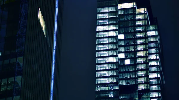 Μοτίβο Των Κτιρίων Γραφείων Φωτίζεται Νύχτα Αρχιτεκτονική Γυαλιού Εταιρικό Κτίριο — Φωτογραφία Αρχείου