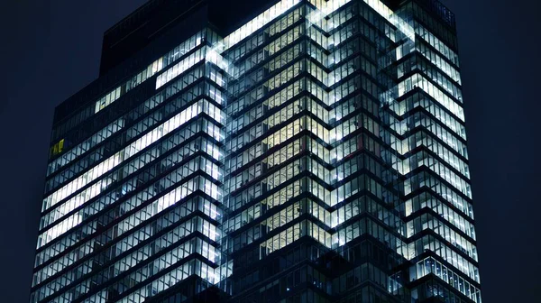 Padrão Edifícios Escritórios Janelas Iluminadas Noite Arquitetura Vidro Edifício Corporativo — Fotografia de Stock