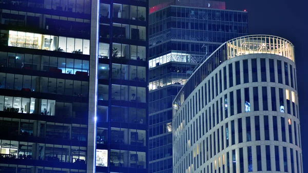 Patrón Edificios Oficinas Ventanas Iluminadas Por Noche Arquitectura Vidrio Edificio —  Fotos de Stock