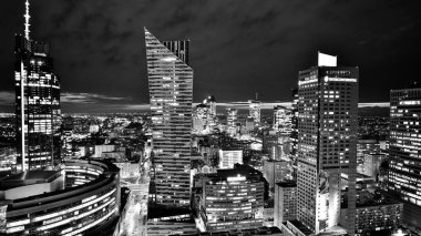 Varşova, Polonya. 14 Mart 2023. Geceleri modern gökdelenleri olan Varşova şehir merkezinin güzel mimarisi. Siyah ve beyaz.