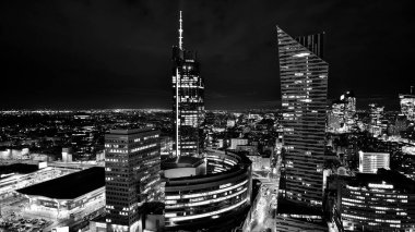 Varşova, Polonya. 14 Mart 2023. Geceleri modern gökdelenleri olan Varşova şehir merkezinin güzel mimarisi. Siyah ve beyaz.