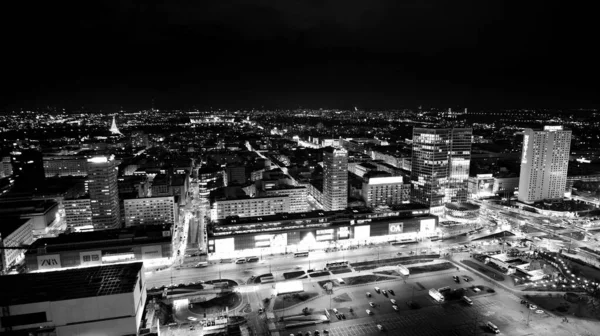 ポーランドのワルシャワ 2023年3月14日 夜に近代的な高層ビルとワルシャワ市内中心部の美しい建築物 黒と白 — ストック写真