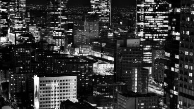 Varşova, Polonya. 14 Mart 2023. Geceleri modern gökdelenleri olan Varşova şehir merkezinin güzel mimarisi. Siyah ve beyaz.