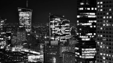 Varşova, Polonya. 14 Mart 2023. Geceleri modern gökdelenleri olan Varşova şehir merkezinin güzel mimarisi. Siyah ve beyaz.