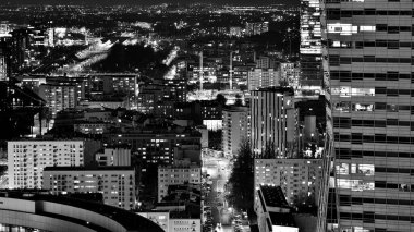 Gece camdan binalar ve modern iş gökdelenleri manzarası. Şehir merkezindeki modern gökdelenlerin ve iş binalarının manzarası. Geceleri büyük şehir. Siyah ve beyaz.