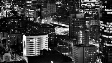 Gece camdan binalar ve modern iş gökdelenleri manzarası. Şehir merkezindeki modern gökdelenlerin ve iş binalarının manzarası. Geceleri büyük şehir. Siyah ve beyaz.