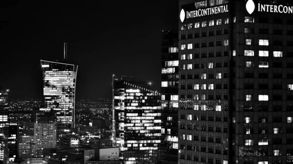 波兰华沙 2023年3月14日华沙市中心美丽的建筑 夜间有现代摩天大楼 黑人和白人 — 图库照片