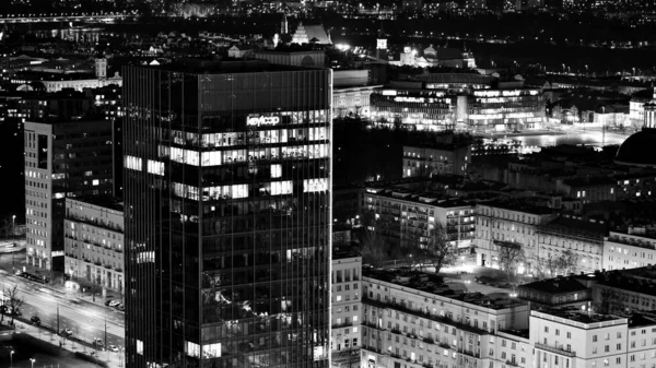 波兰华沙 2023年3月14日华沙市中心美丽的建筑 夜间有现代摩天大楼 黑人和白人 — 图库照片