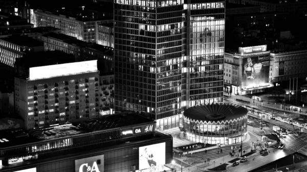 ポーランドのワルシャワ 2023年3月14日 夜に近代的な高層ビルとワルシャワ市内中心部の美しい建築物 黒と白 — ストック写真