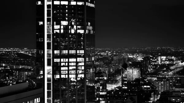 夜のガラスの建物や近代的なビジネス高層ビルでの眺め ダウンタウンの近代的な高層ビルやビジネスビルの眺め 夜の大都市 黒と白 — ストック写真