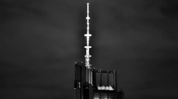 Näkymä Yöllä Lasirakennuksia Modernin Liiketoiminnan Pilvenpiirtäjiä Näkymä Moderneihin Pilvenpiirtäjiin Liikerakennuksiin — kuvapankkivalokuva