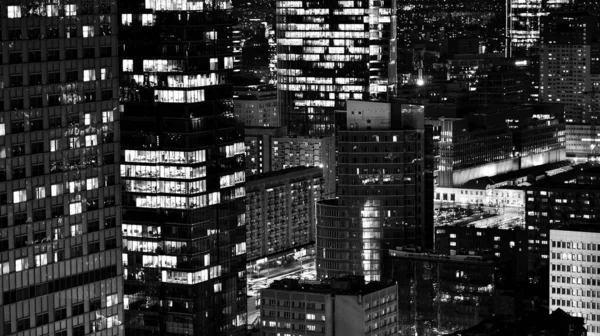夜景玻璃建筑和现代商业摩天大楼 市中心的现代摩天大楼和商业大厦的景观 大城市在晚上 黑人和白人 — 图库照片