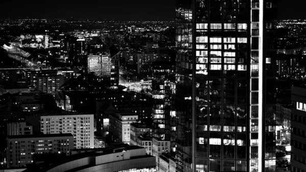 夜のガラスの建物や近代的なビジネス高層ビルでの眺め ダウンタウンの近代的な高層ビルやビジネスビルの眺め 夜の大都市 黒と白 — ストック写真