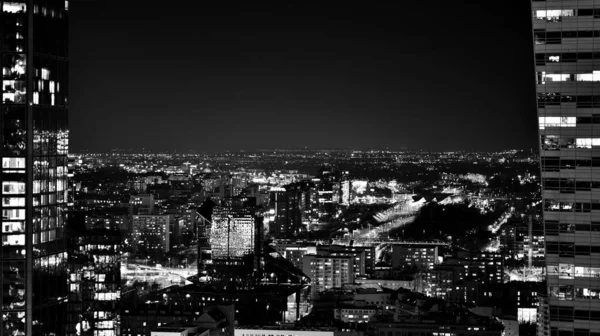 夜景玻璃建筑和现代商业摩天大楼 市中心的现代摩天大楼和商业大厦的景观 大城市在晚上 黑人和白人 — 图库照片