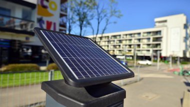 Varşova, Polonya. 21 Nisan 2023. Şehir sokaklarında güneş paneli olan bir park makinesi..