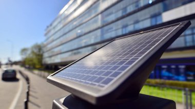 Varşova, Polonya. 21 Nisan 2023. Şehir sokaklarında güneş paneli olan bir park makinesi..