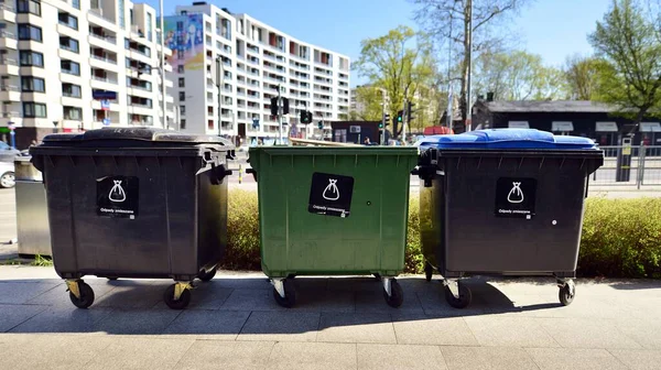 波兰华沙 2023年4月21日 大型塑料垃圾桶 — 图库照片