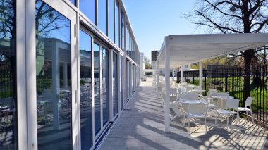 Varşova, Polonya. 21 Nisan 2023. Gıda Salonu Ogrody Urlicha 'nın olduğu bina. Modern, eski bir sera..