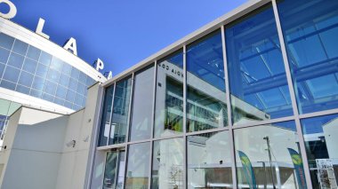 Varşova, Polonya. 21 Nisan 2023. Gıda Salonu Ogrody Urlicha 'nın olduğu bina. Modern, eski bir sera..