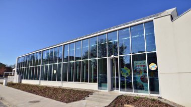 Varşova, Polonya. 21 Nisan 2023. Gıda Salonu Ogrody Urlicha 'nın olduğu bina. Modern, eski bir sera..