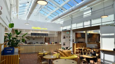 Varşova, Polonya. 21 Nisan 2023. Gıda Salonu Ogrody Ulricha eşsiz, canlı bir yerdir eşsiz restoranlar ve seralar ve barlar.