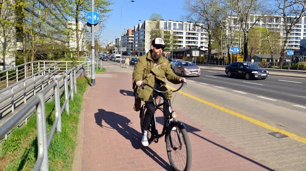 Varsóvia Polónia Abril 2023 Ciclista Solitário Ciclovia Urbana Cidade — Fotografia de Stock