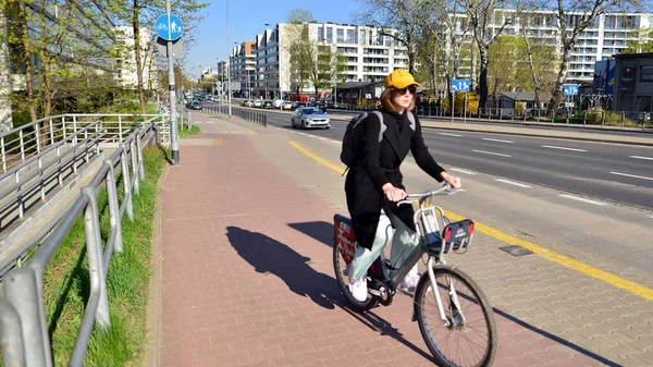 Warsaw Poland April 2023 Lonely Cyclist Urban Bike Path City — Stock Photo, Image